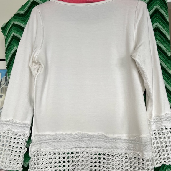 Adorable white tee that will give a little kick to jeans or whatever! - Picture 6 of 10